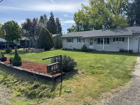 449 W Pine St, Central Point, OR 97502