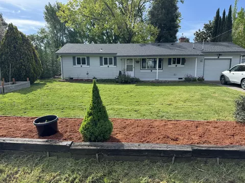 449 W Pine St, Central Point, OR 97502 photo 2