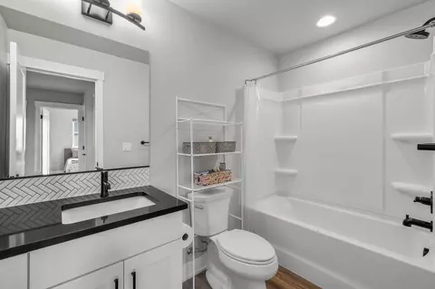 Bath - 3735 Eagle Rd, Bend, OR 97701 photo 2 of 2