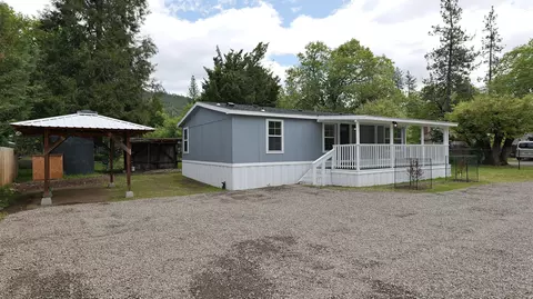 100 Mallory Ln, Shady Cove, OR 97539