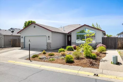 1336 Hawk Dr, Central Point, OR 97502 photo 2