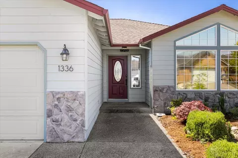 1336 Hawk Dr, Central Point, OR 97502 photo 3