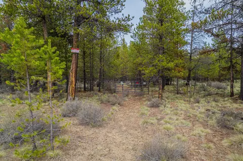 54970 Roundtree Ln, Bend, OR 97707 photo 2