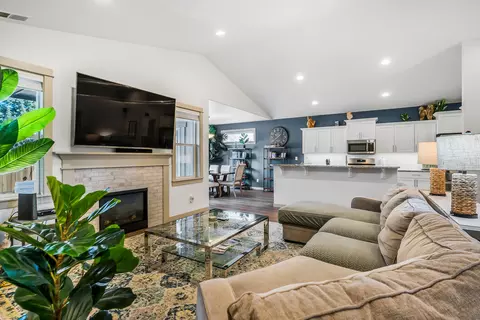 Living - 63832 Wellington St, Bend, OR 97701 photo 2 of 2