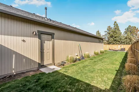 Exterior - 63832 Wellington St, Bend, OR 97701 photo 10 of 11