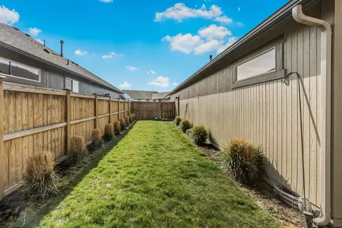 Exterior - 63832 Wellington St, Bend, OR 97701 photo 9 of 11