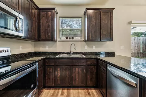 418 Oak St, Phoenix, OR 97535 photo 3