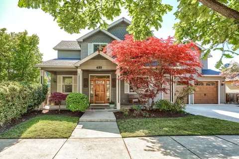 655 Valley Oak Blvd, Central Point, OR 97502