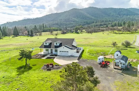5970 Dark Hollow Rd, Medford, OR 97501