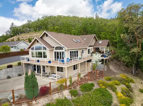 1874 NW Sunview Pl, Grants Pass, OR 97526