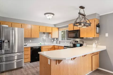 Kitchen - 16015 Twin Dr, La Pine, OR 97739 photo 2 of 3