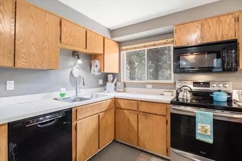 Kitchen - 16015 Twin Dr, La Pine, OR 97739 photo 3 of 3