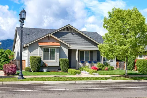 1321 N Haskell St, Central Point, OR 97502