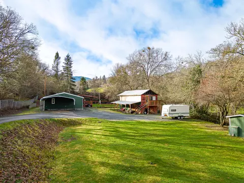 3376 Dark Hollow Rd, Medford, OR 97501