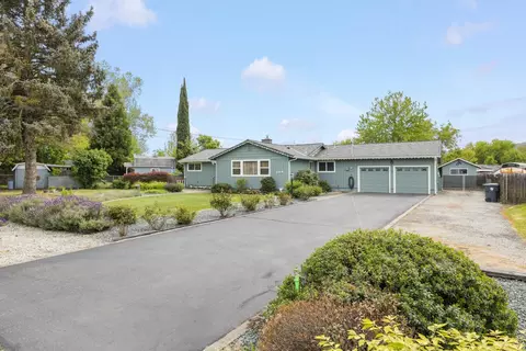 204 Holiday Ln, Central Point, OR 97502