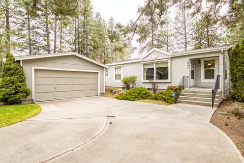 1067 SE Castlewood Dr, Bend, OR 97702