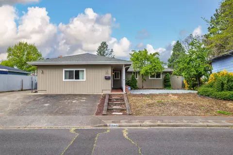 1085 N 5th St, Central Point, OR 97502