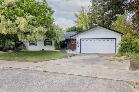 1917 Redbud Ln, Medford, OR 97504