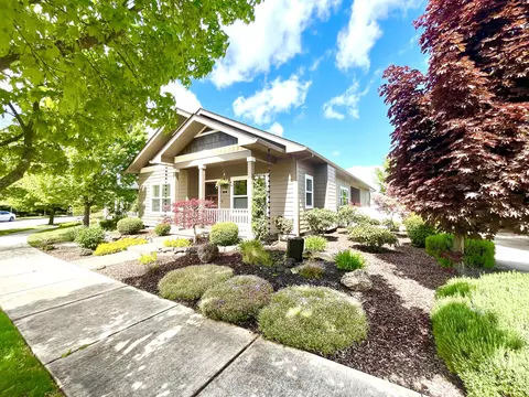 700 Golden Peak Dr, Central Point, OR 97502