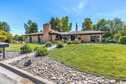 11 Rachel Dr, Central Point, OR 97502