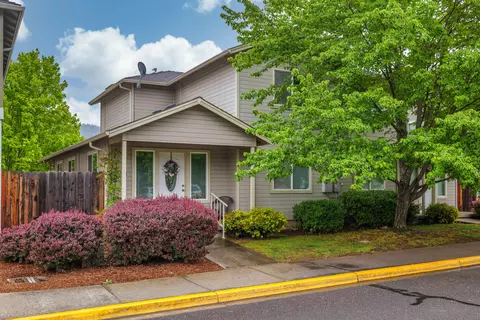 3168 Juniper Ridge Dr #B, Medford, OR 97504