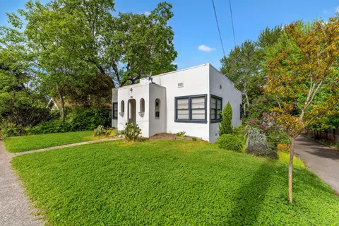 918 NE 8th St, Grants Pass, OR 97526