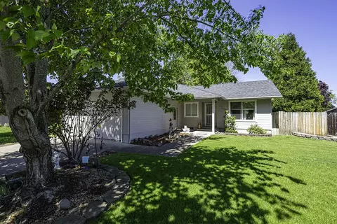 1678 Dove Ln, Medford, OR 97501