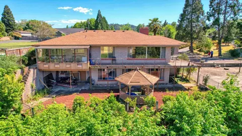 1305 Wineteer Ln, Grants Pass, OR 97527