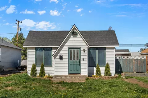 227 SW 11th St, Redmond, OR 97756