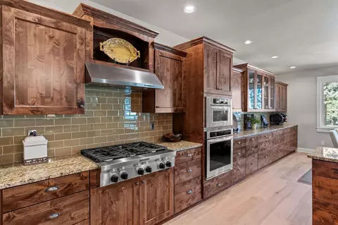 Kitchen - 2832 NW Mcdermott Pl, Bend, OR 97703 photo 5 of 6