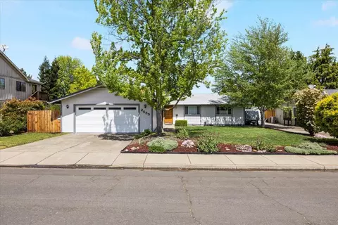 2555 Brookside Dr, Medford, OR 97504