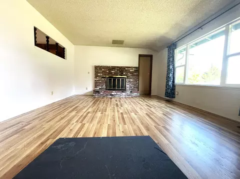 332 NW Pleasant View Dr, Grants Pass, OR 97526