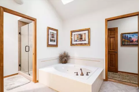 Bath - 60877 Willow Creek Loop, Bend, OR 97702 photo 3 of 3