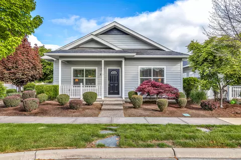 684 Golden Peak Dr, Central Point, OR 97502
