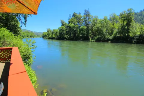 631 Fielder Ln, Grants Pass, OR 97526