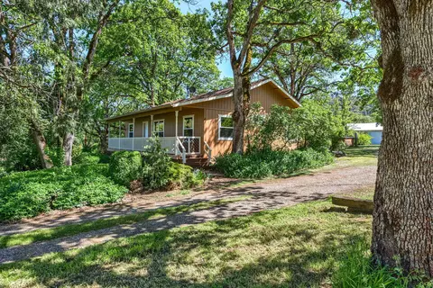 5265 Old Stage Rd, Central Point, OR 97502