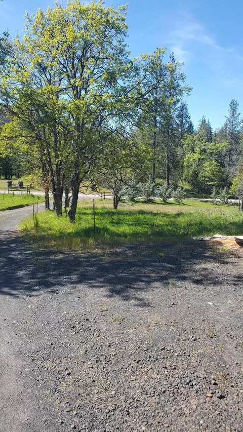 Exterior - 3505 Obenchain Rd N, Eagle Point, OR 97524 photo 6 of 8