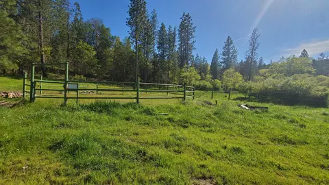 Exterior - 3505 Obenchain Rd N, Eagle Point, OR 97524 photo 4 of 8