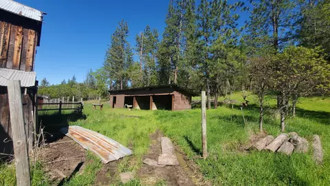 Exterior - 3505 Obenchain Rd N, Eagle Point, OR 97524 photo 5 of 8