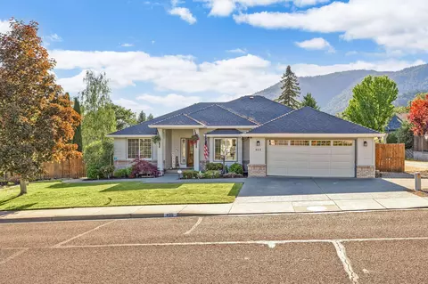405 Cypress Ave, Rogue River, OR 97537