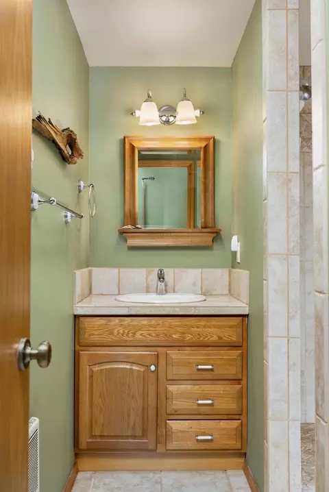 Bath - 53520 Wildriver Way, La Pine, OR 97739 photo 4 of 7