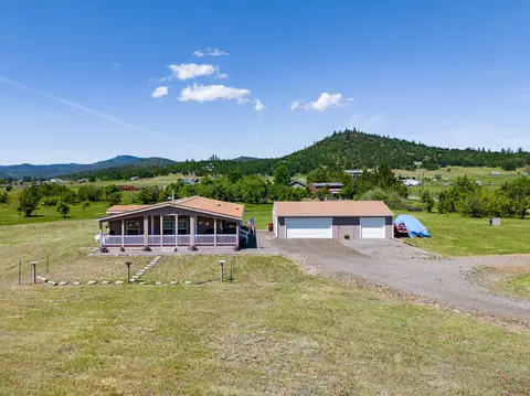 14399 Avalon Dr, Eagle Point, OR 97524
