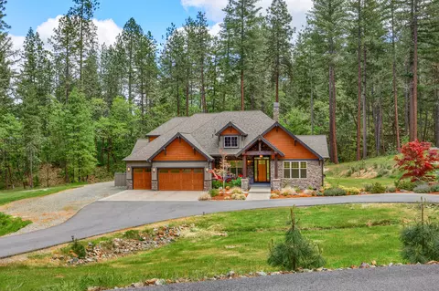 371 Sierra Lodge Dr, Grants Pass, OR 97527