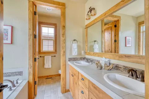 Bath - 60805 Whitney Pl, Bend, OR 97702 photo 2 of 7