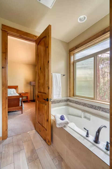 Bath - 60805 Whitney Pl, Bend, OR 97702 photo 3 of 7