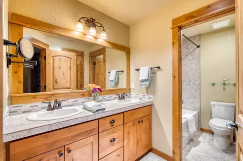 Bath - 60805 Whitney Pl, Bend, OR 97702 photo 6 of 7