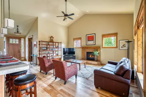 Living - 60805 Whitney Pl, Bend, OR 97702 photo 2 of 5