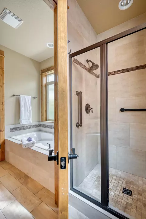 Bath - 60805 Whitney Pl, Bend, OR 97702 photo 5 of 7