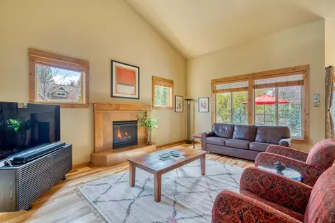 Living - 60805 Whitney Pl, Bend, OR 97702 photo 4 of 5