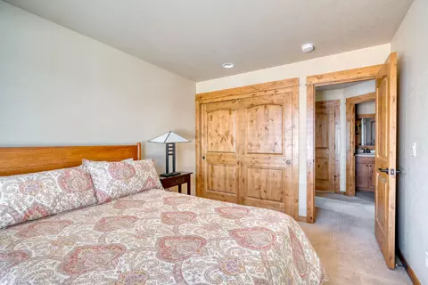 Bedroom - 60805 Whitney Pl, Bend, OR 97702 photo 3 of 6